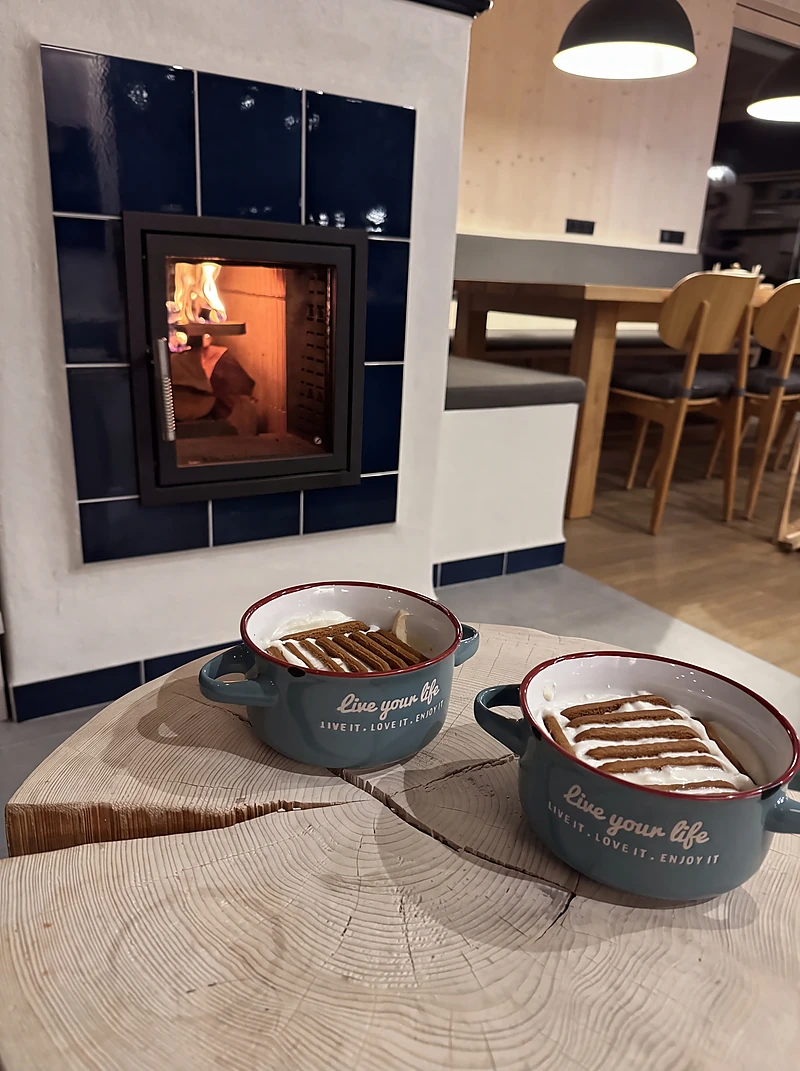 The tiled stove and mugs