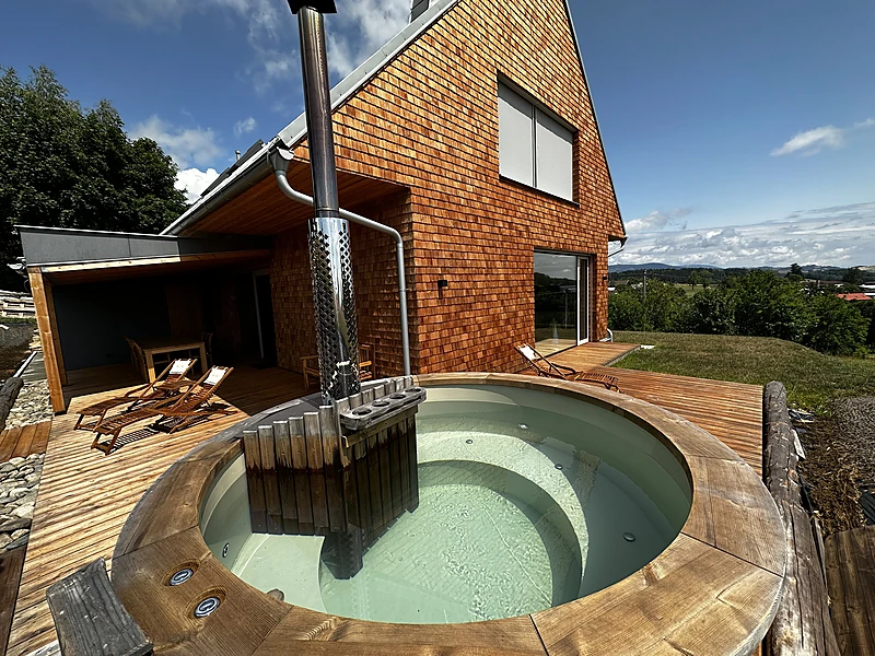 Hot tub for five with a bubble bath