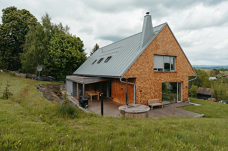 Chalet Bledule with its covered terrace and hot tub