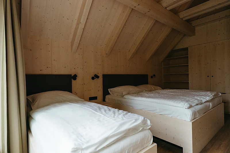 Samostatná postel pod střešním oknem