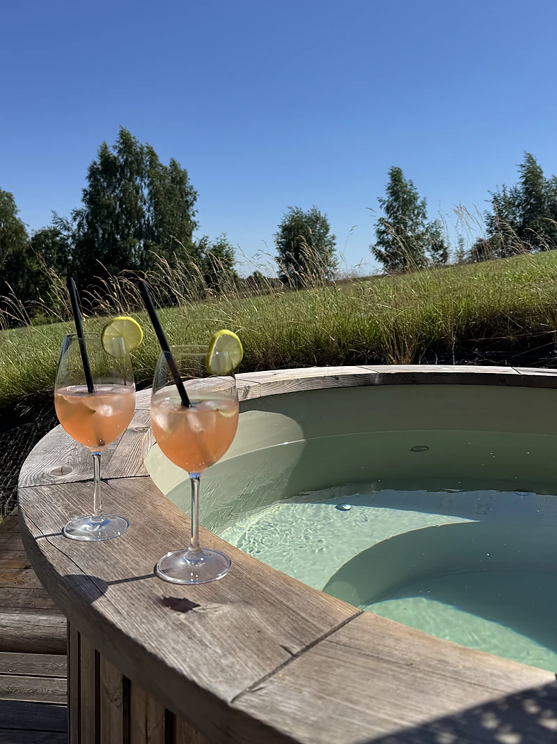 The hot tub with drinks