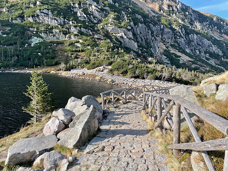 Path around the mountain lake near Karpacz