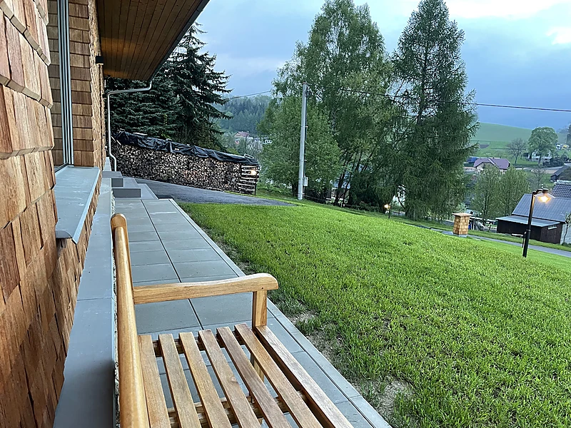 Lavice na terase s výhledem do kraje