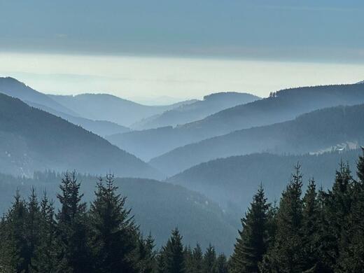 za sedmero horami -pohled z Krkonosskeho hrebenu.jpg